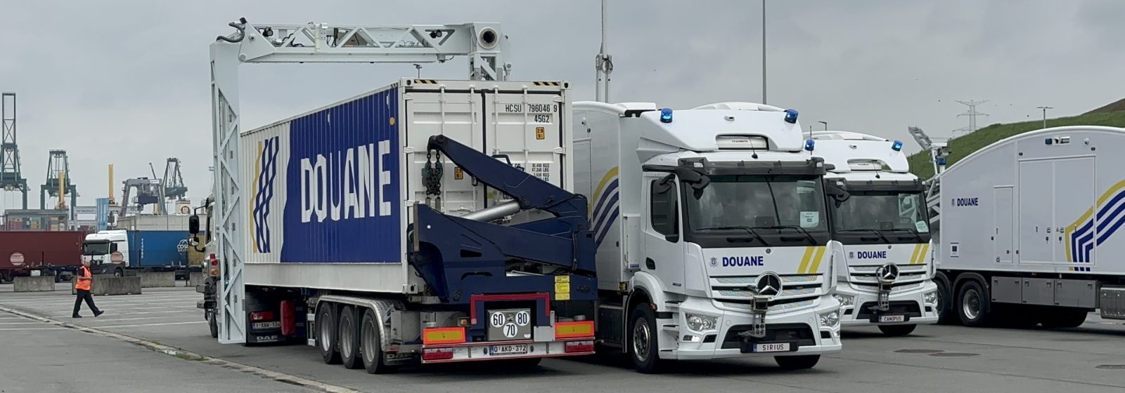 De nieuwe mobiele scanner van de douane in actie op de Grensinspectiepost op linkeroever