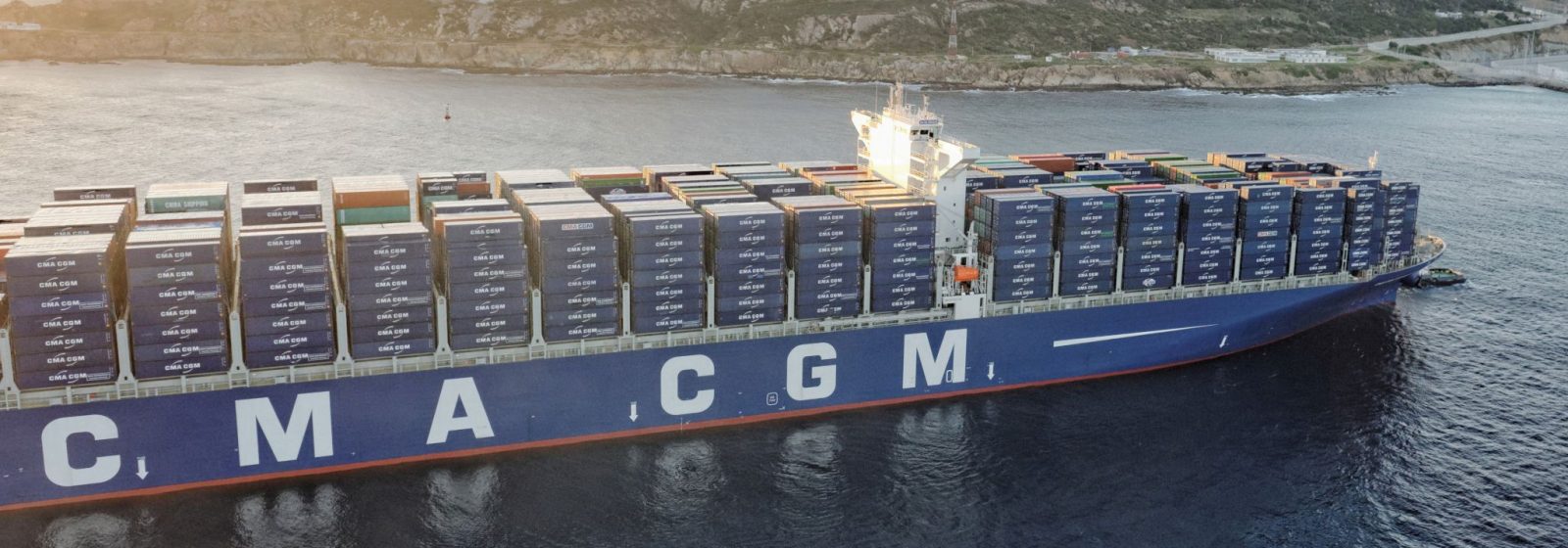 Een containerschip van CMA CGM vaart langs de kust van Marokko.