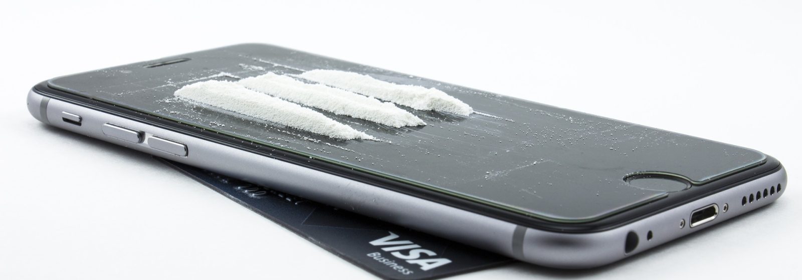 Archiefbeeld: drugs en geëncrypteerde smartphone